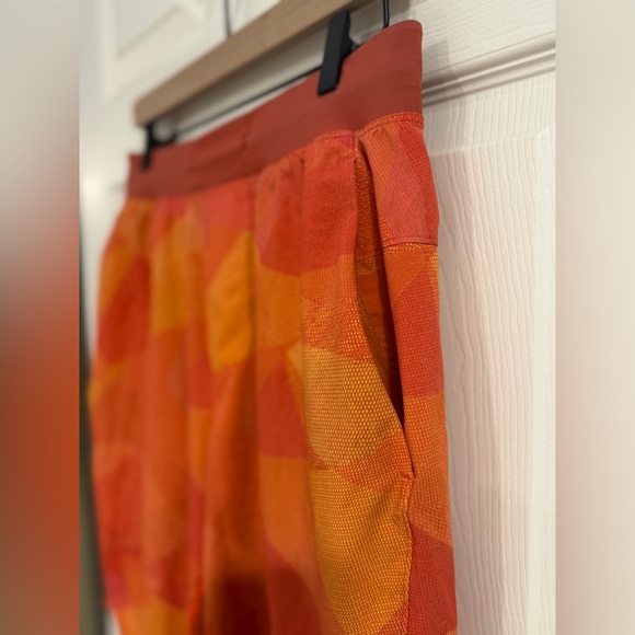 Lululemon Men’s Pace Breaker Shorts Orange Geometric Print Size M - Picture 5 of 12